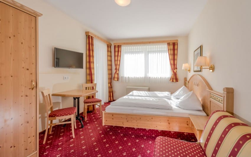 Zimmer in der Ferienwohnung mit heller Einrichtung im Landhausstil