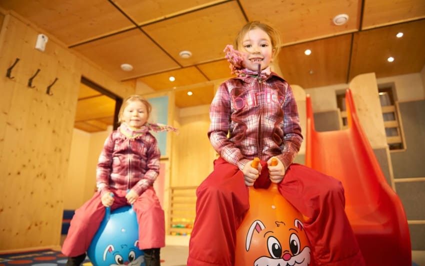 Kinder beim Spielen im Kinderspielraum