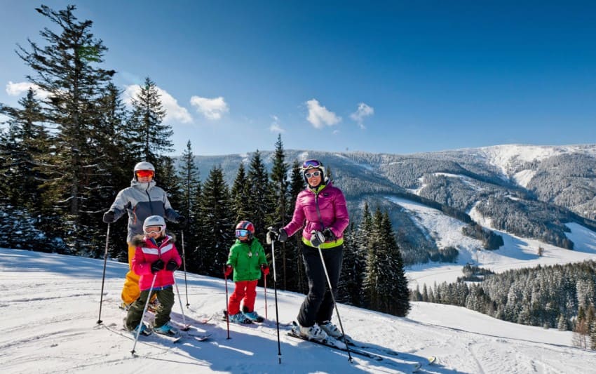 Familie auf der Skipiste im Winterurlaub in Filzmoos © TVB Filzmoos / Ikarus.cc